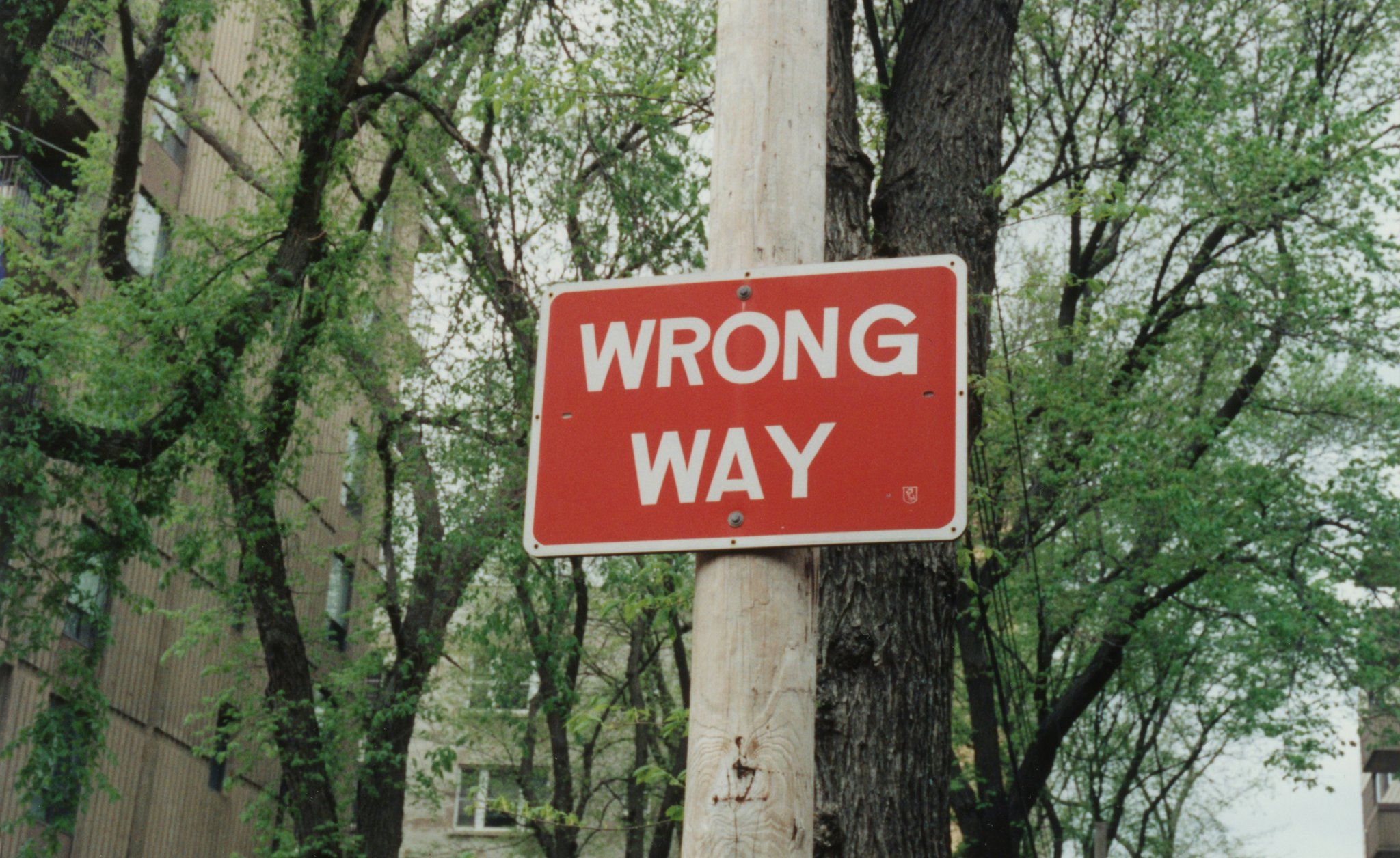 Wrong way sign to symbolize an unsuccessful ETF