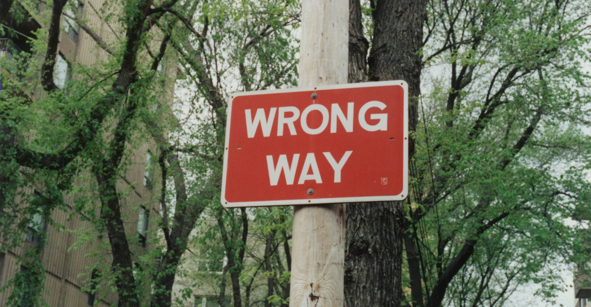 Wrong way sign to symbolize an unsuccessful ETF