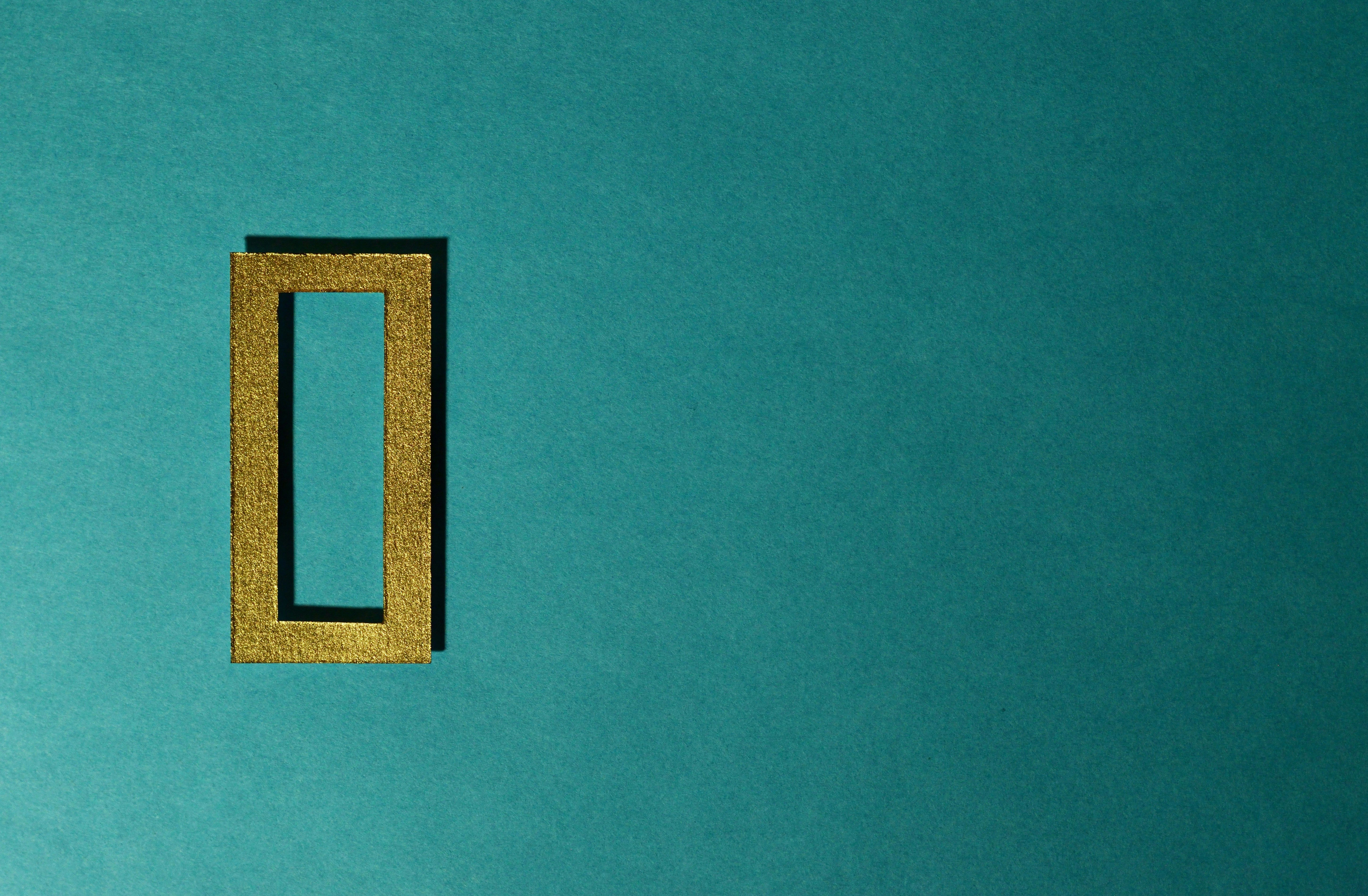 zero structure on a green wall