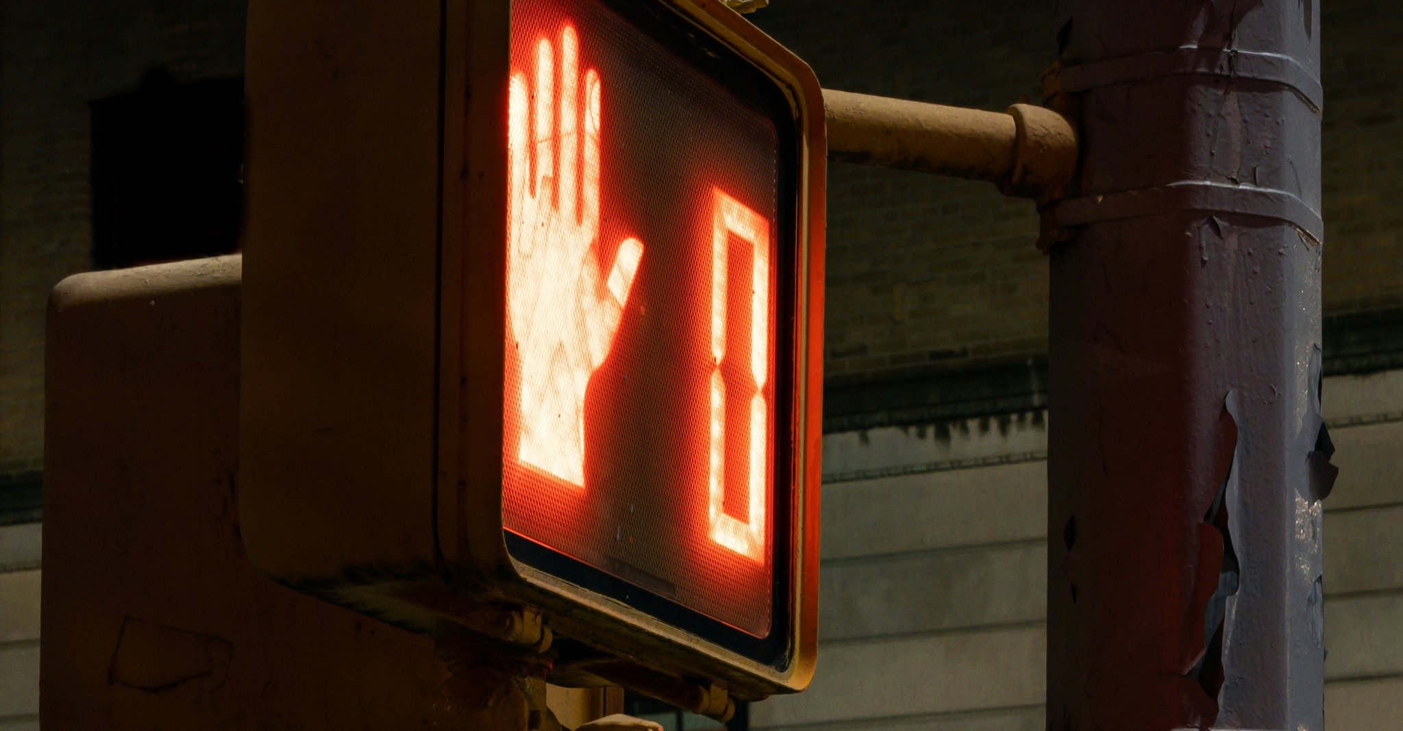 Walk sign with 0 on the counter