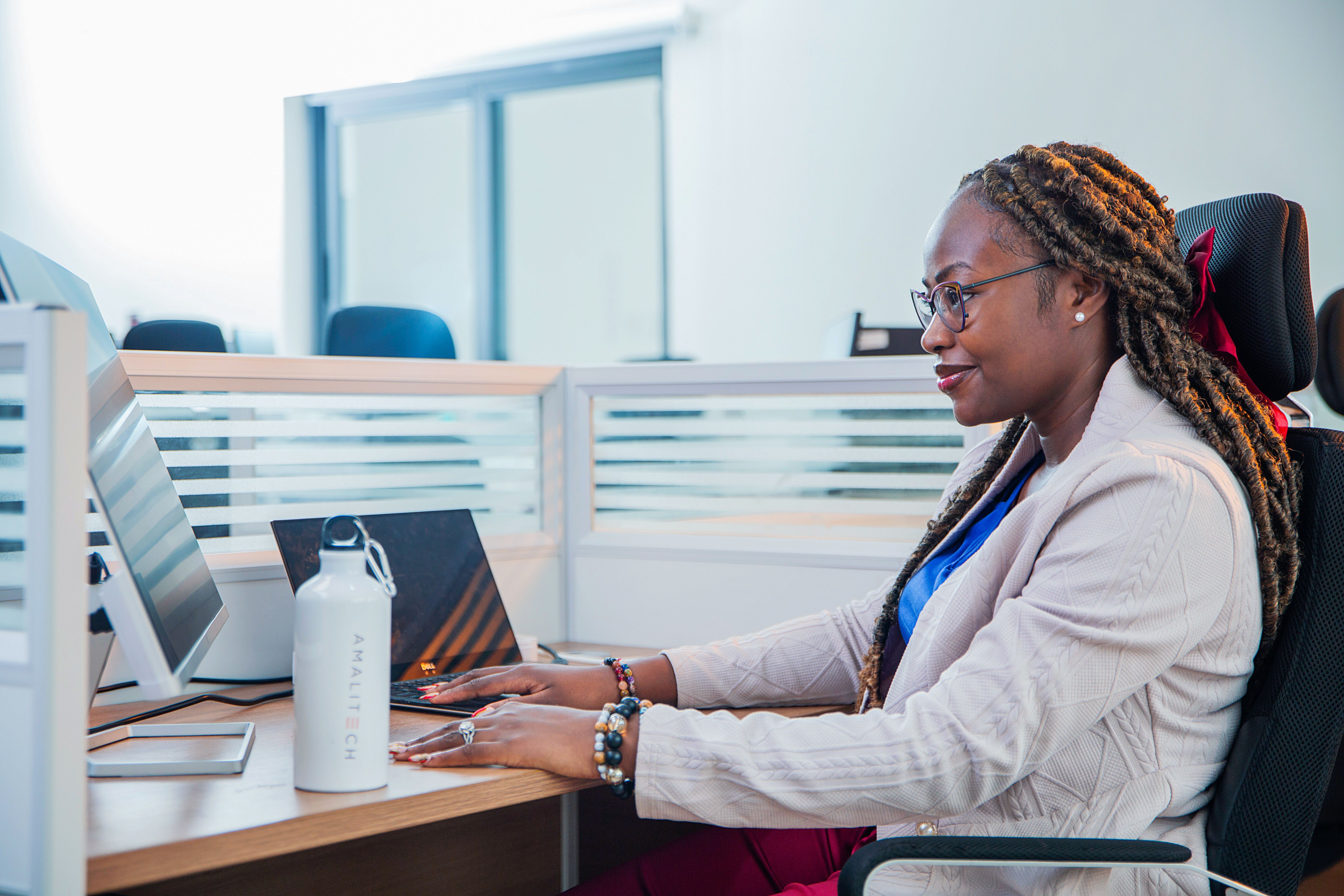 A women working on her computer