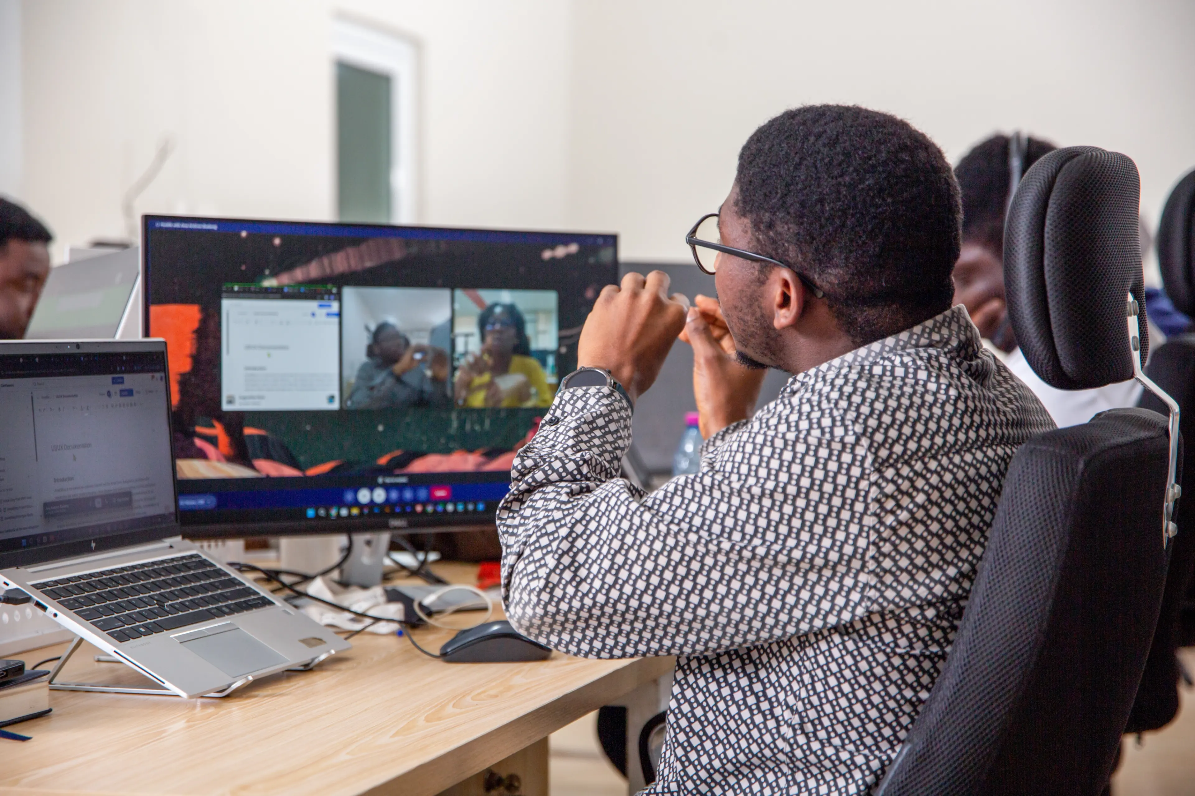 a hearing-impaired doing interacting with other colleagues virtually, using sign language