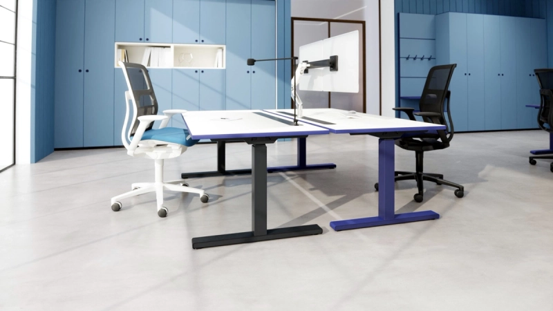 Zwei aneinandergestellte 25-table Q mit weißer Platte und Kante in aqua, eines mit Gestell in aqua, eines in Schwarz.