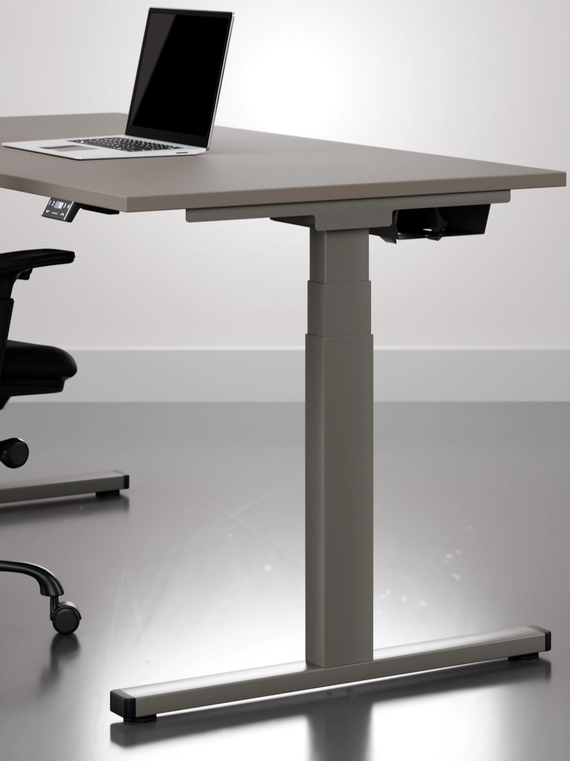 Höhenverstellbarer 25-table P mit graubrauner Platte, anthrazitfarbenem T-Fuß-Gestell und Bedienteil mit Display unter der Arbeitsfläche.