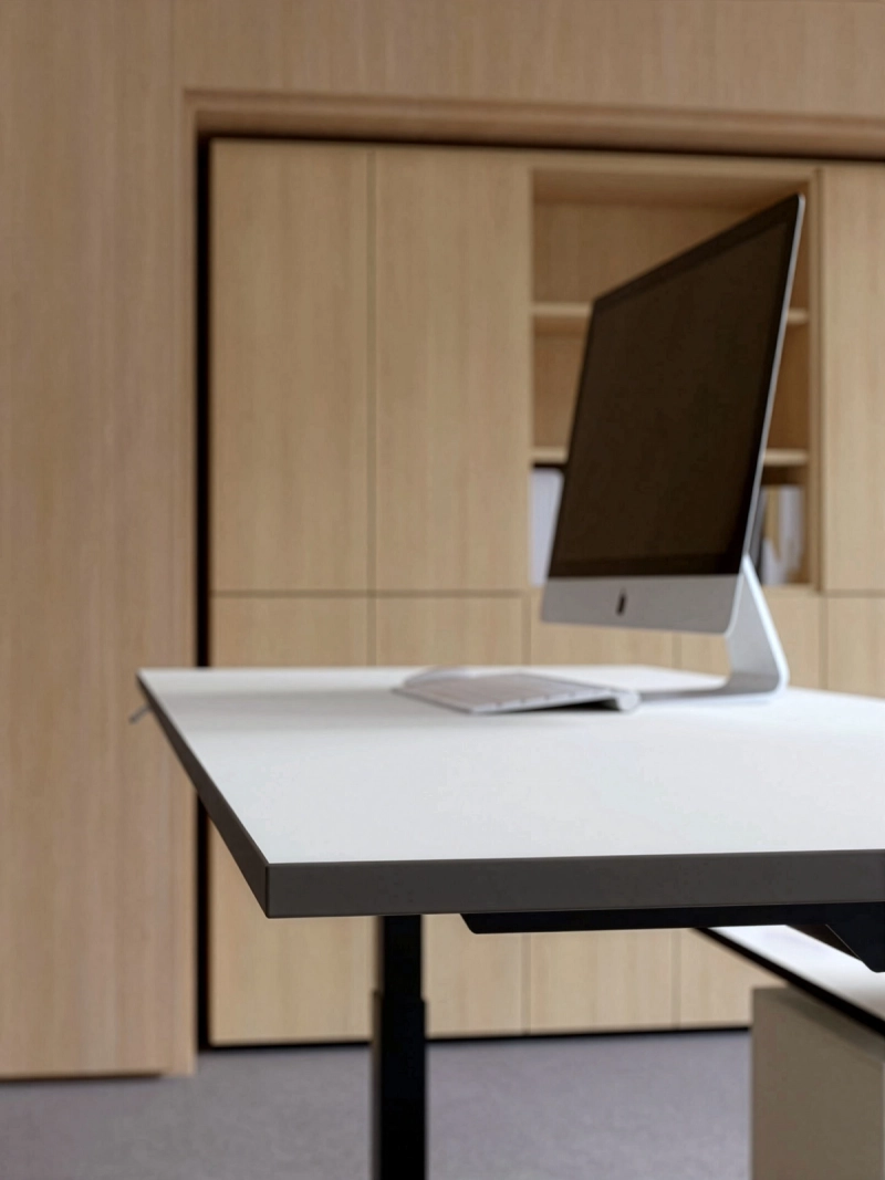 Detailansicht der Tischkante des höhenverstellbaren 25-table Q von Klain mit hochwertiger Tischplatte, präziser Kantenverarbeitung und modernem Schreibtischdesign.