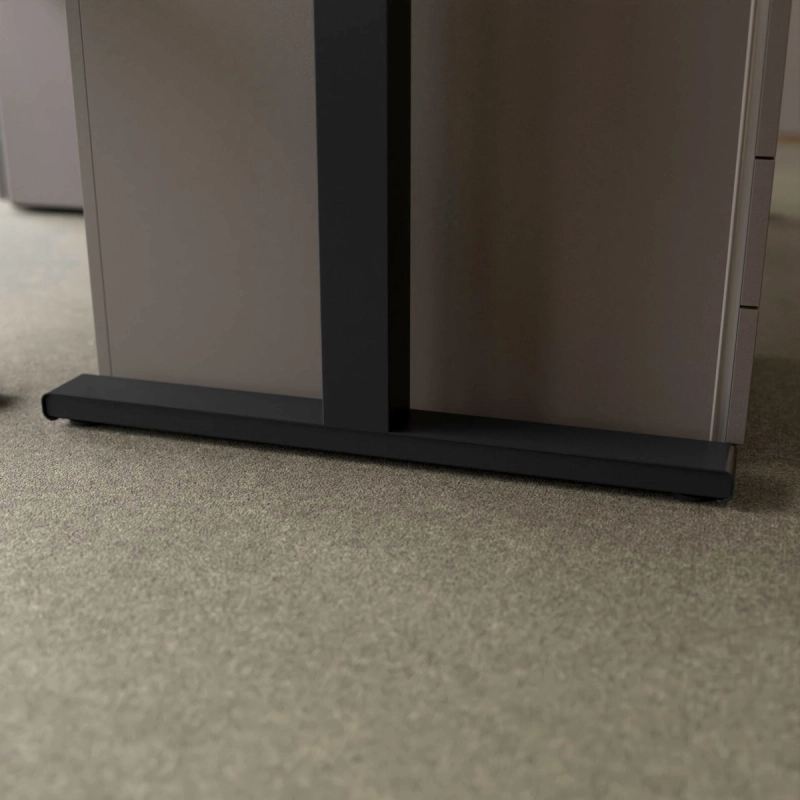 Bodennahe Detailansicht eines 25-table Q mit schwarzer Säule auf schwarzem Ausleger.
