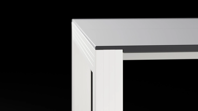 Detailaufnahme der Solus-Rahmenecke mit anthrazitfarbener Platte vor dunklem Hintergrund.