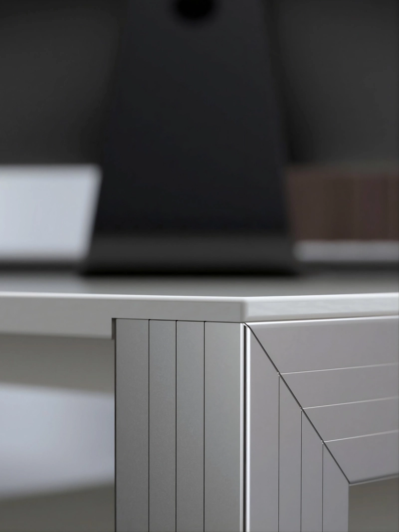 Nahaufnahme der Tischplattenkante mit Fokus auf die präzise verarbeitete Ecke eines modernen Solusschreibtisches im minimalistischen Design.