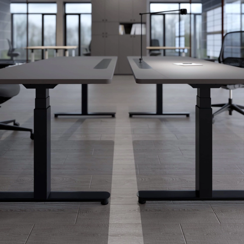 Zwei gegenübergestellte 25-table R mit Platte in lavagrau und schwarzem Gestell, bodennah fotografiert.