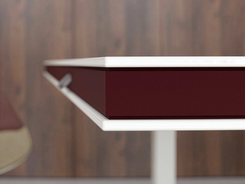 Detailansicht der Tischkante des 848-Table von Klain mit weißer Tischplatte, präziser Kantenverarbeitung und modernem Design eines höhenverstellbaren Schreibtisches.