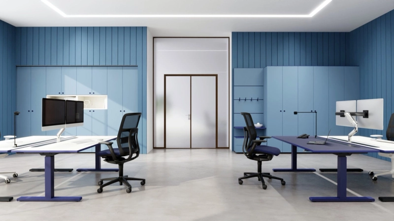 Mehrere 25-table Q mit weißer Platte, Kante in aqua und T-Fuß-Gestell in aqua in einem Büro.