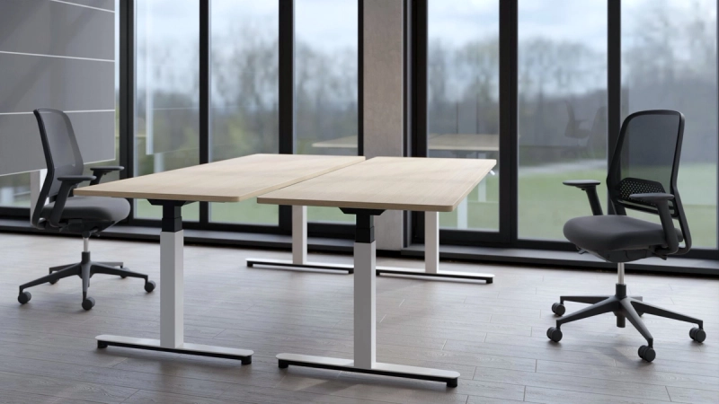 Zwei aneinandergestellte 25-table R mit Platte in vicenza eiche, weißer Säule und schwarzem Ausleger.
