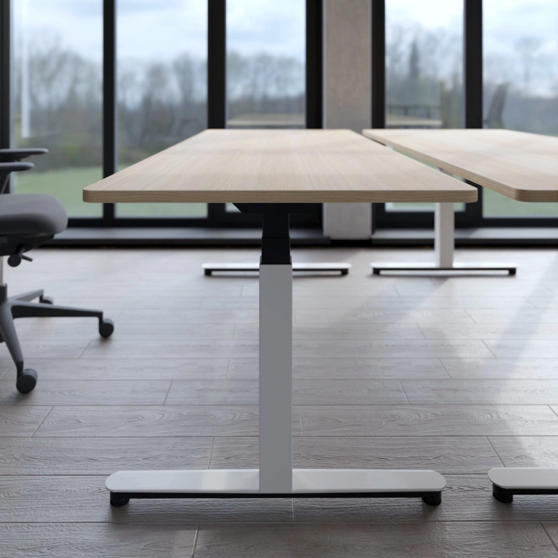 Detailansicht eines 25-table R mit Platte in vicenza eiche, weißer quadratischer Säule und schwarz abgesetztem Ausleger.