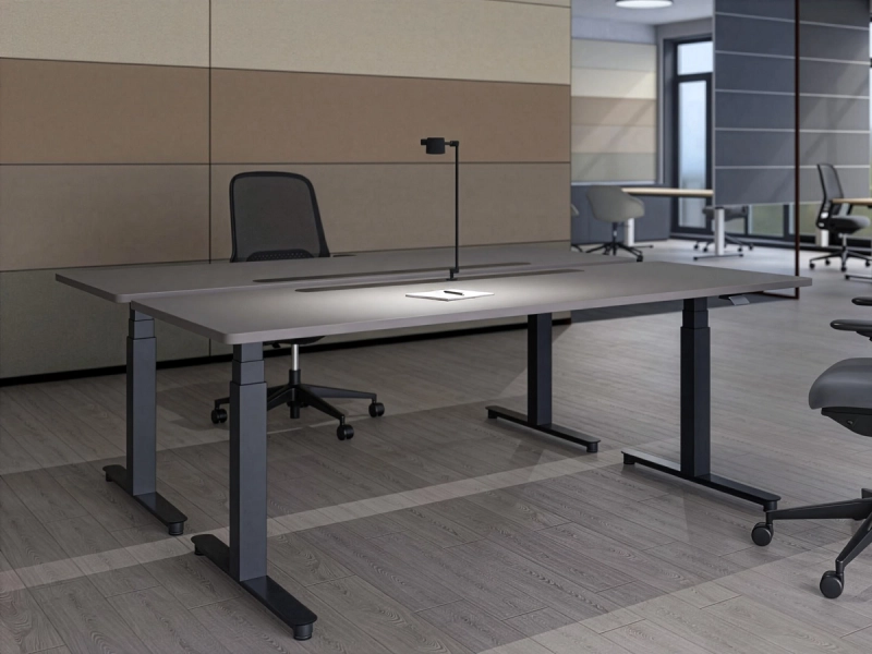 Der höhenverstellbare 25-table R von Klain mit dunklem Gestell und dunkler Tischplatte vereint ergonomische Funktionalität mit einer eleganten Designsprache. Die großzügig abgerundeten Tischplattenecken und die harmonisch geformten Fußausleger verleihen dem Schreibtisch eine hochwertige und zeitlose Optik.