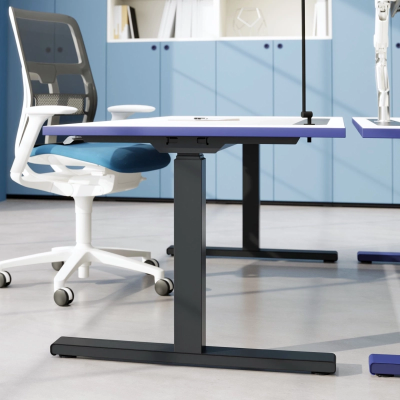 Detailansicht eines 25-table Q mit weißer Platte, Kante in aqua und schwarzem T-Fuß-Gestell mit quadratischer Säule.