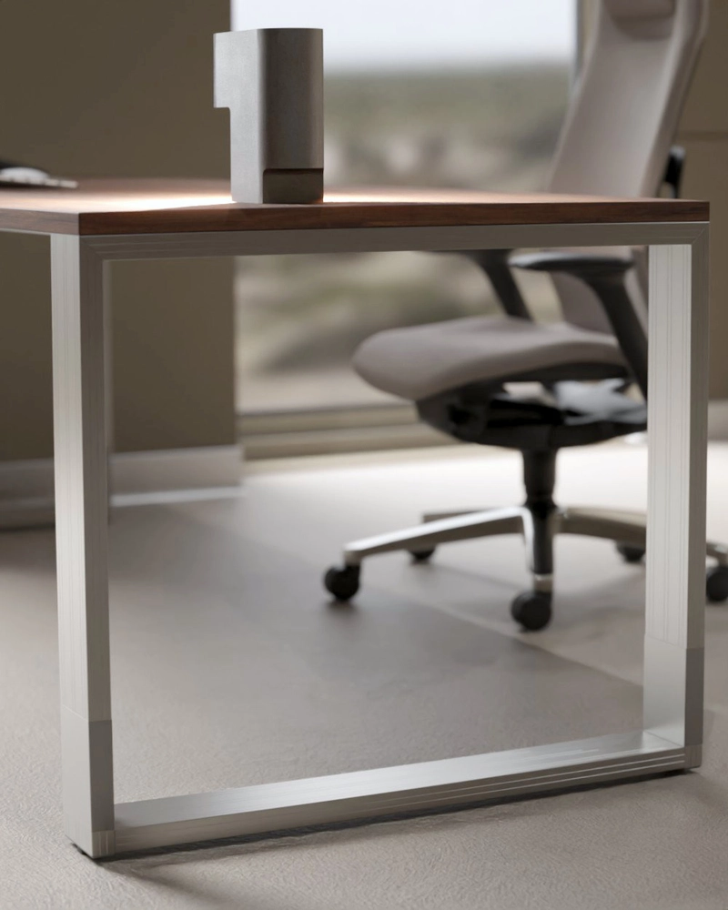Seitliche Detailansicht des offenen Aluminiumrahmens eines Quandos Schreibtischs mit Nussbaumplatte.