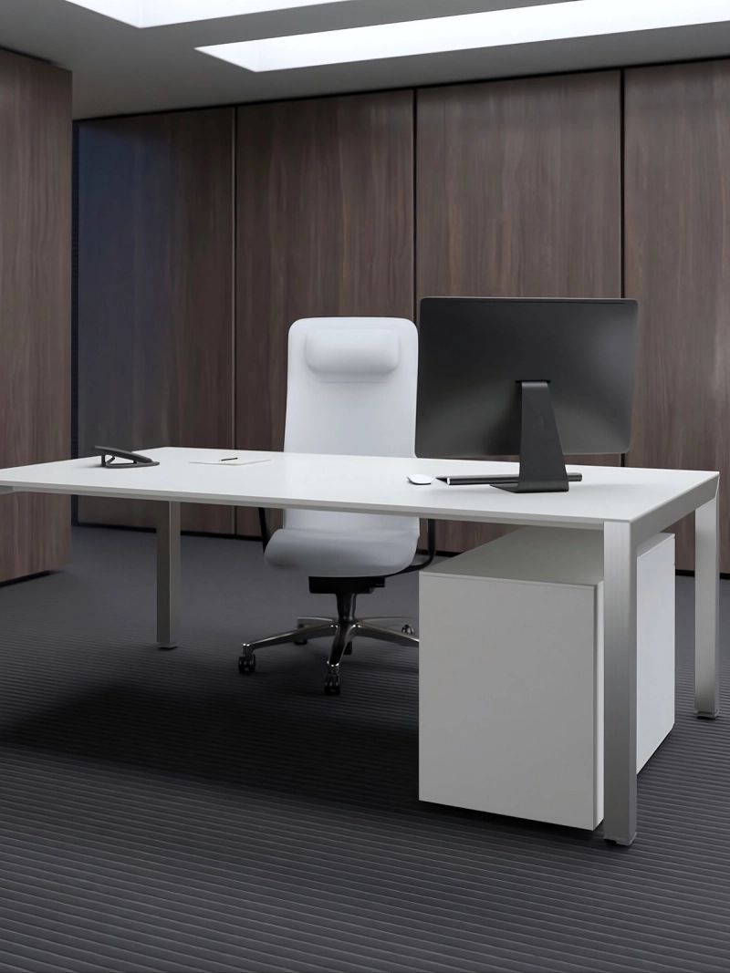 Moderner Solusschreibtisch in schräger Gesamtansicht mit minimalistischer Tischplatte und klarer Linienführung im modernen Büro.