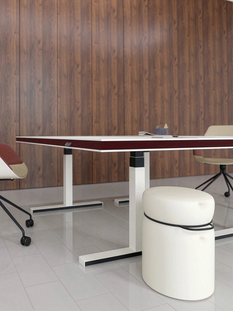 Detailansicht eines 848-Table von Klain mit weißer Abdeckplatte, granatroten Akzenten und integrierten Funktionselementen als moderner höhenverstellbarer Schreibtisch.
