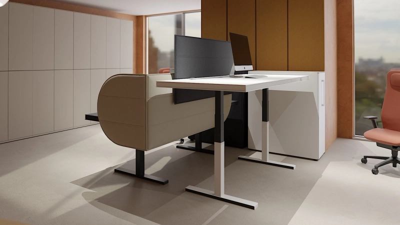 Nahansicht zweier benachbarter Arbeitsplätze mit einem dunklen Mittelteil und einem hellen L-Shape-848-screen.
