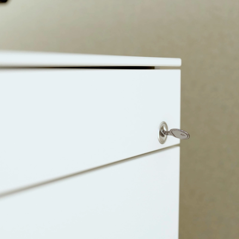 Detail des Schlosses mit Schlüssel an der Front eines weißen Rollcontainers.