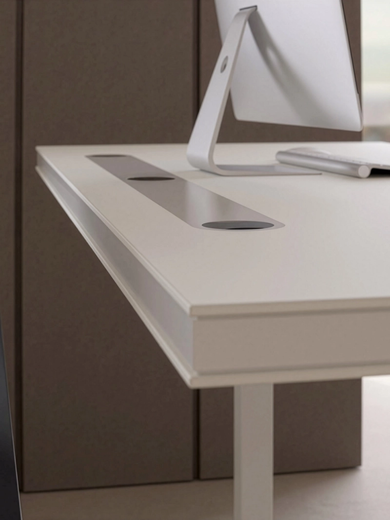 Detailansicht der weißen Tischkante des 848-Table von Klain mit hochwertiger Tischplatte, präziser Kantenverarbeitung und modernem Design eines höhenverstellbaren Schreibtisches.