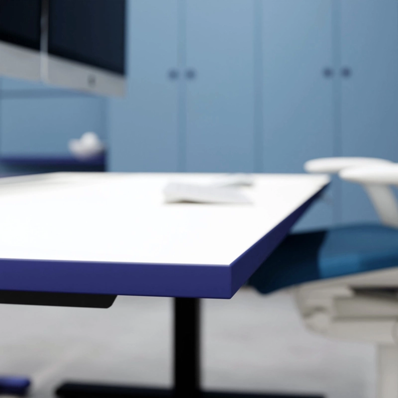 Detailansicht der Ecke einer weißen 25-table-Q-Platte mit umlaufend in aqua abgesetzter Kante.