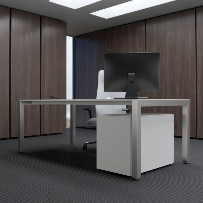 Solus Schreibtisch mit weißer Platte und Aluminiumrahmen, aus geringer Höhe aufgenommen.