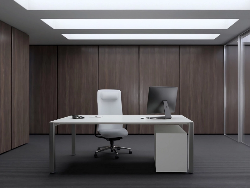 Klar gestalteter Solusschreibtisch an einem modernen Einzelarbeitsplatz in einem minimalistischen Büro mit schlichter Einrichtung und klaren Linien.