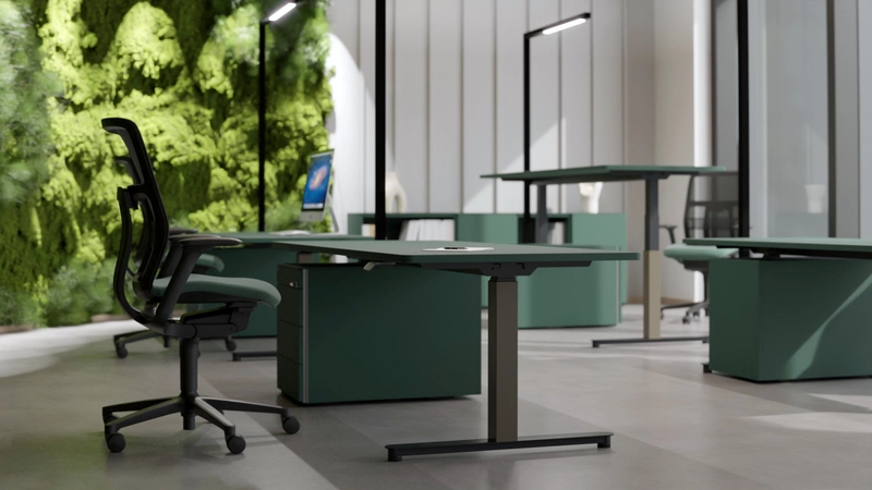 Seitenansicht eines 25-table R mit Platte in irischgrün, im Hintergrund ein weiterer Tisch auf Stehhöhe.