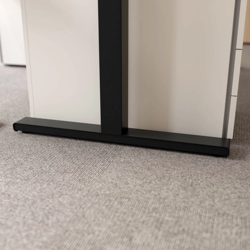 Bodennahe Detailansicht des schwarzen T-Fußes eines 25-table Q mit quadratischer Säule und flachem Ausleger.