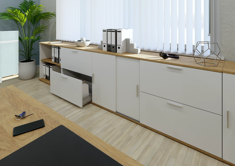 Simplus-Sideboard mit weißen Fronten und Korpus in Masonic Eiche, eine Schublade ist geöffnet, links ein offenes Regal.