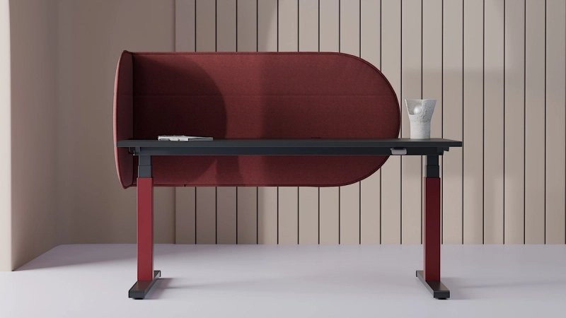 Frontalansicht eines Arbeitsplatzes mit L-Shape-848-screen, dessen Seitenteil über die Tischtiefe nach vorn läuft.