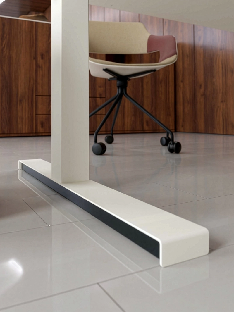Detailansicht des Tischfußes des 848-Table von Klain mit weißem Tischbein, weißem Fußcover und schwarzem Unterbau am höhenverstellbaren Schreibtisch.