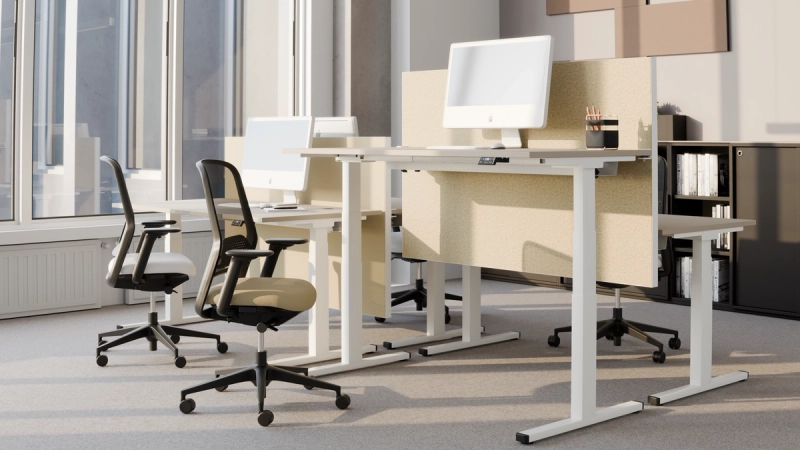 Zwei gegenübergestellte 25-table P mit hellen Platten und weißen Gestellen, dazwischen ein Sichtschutzaufsatz.