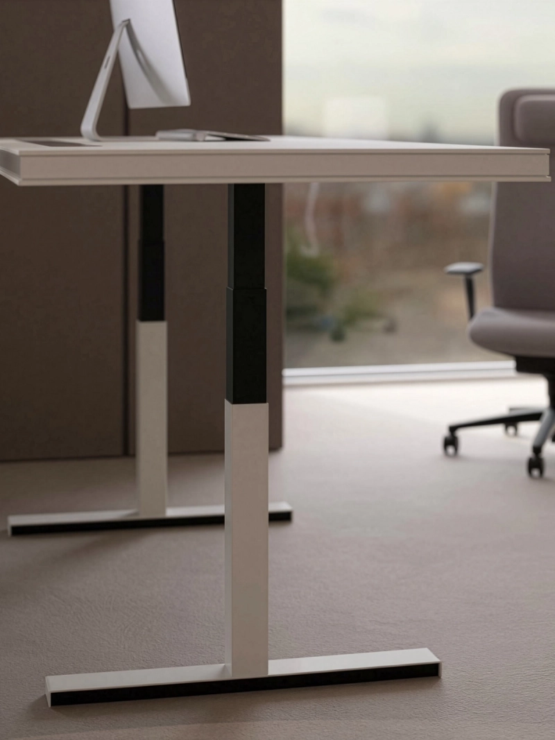 848-Table von Klain in weißer Ausführung auf Stehhöhe mit heller Tischplatte, modernem Design und höhenverstellbarem Gestell in einem zeitgemäßen Büro.