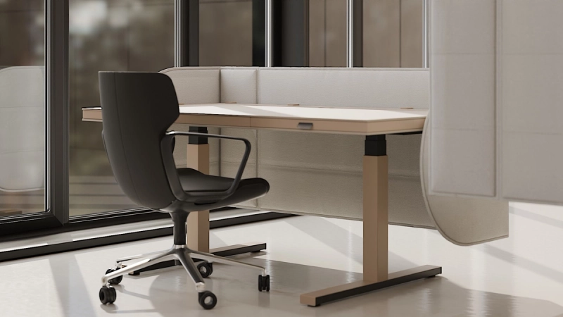Seitenansicht eines Arbeitsplatzes, dessen 848-screen unter der Tischplatte als Knieraumblende weitergeführt ist.