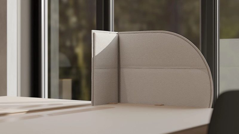 848-screen über Eck auf einer Tischplatte geführt, mit sichtbaren Auflagepunkten der Tischklemme.