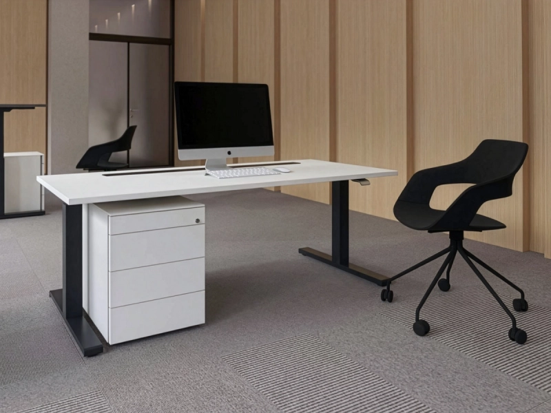 25-table Q von Klain als höhenverstellbarer Einzelarbeitsplatz in leicht schräger Frontalansicht mit hochwertiger Tischplatte und modernem Design im Büro.