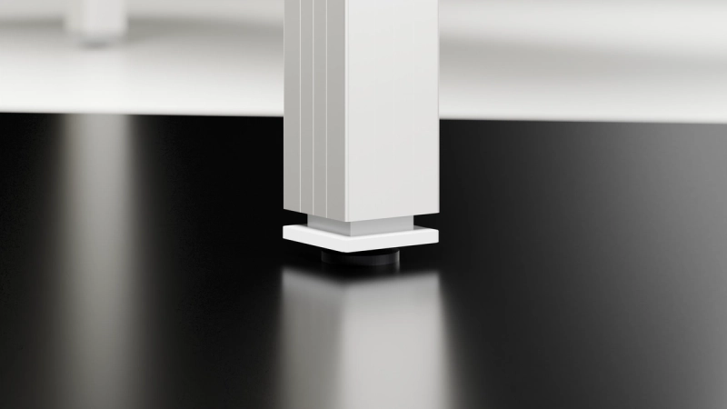 Bodennahe Detailaufnahme eines Solus-Rahmenprofils mit quadratischer Fußplatte und darunterliegendem Gleiter.