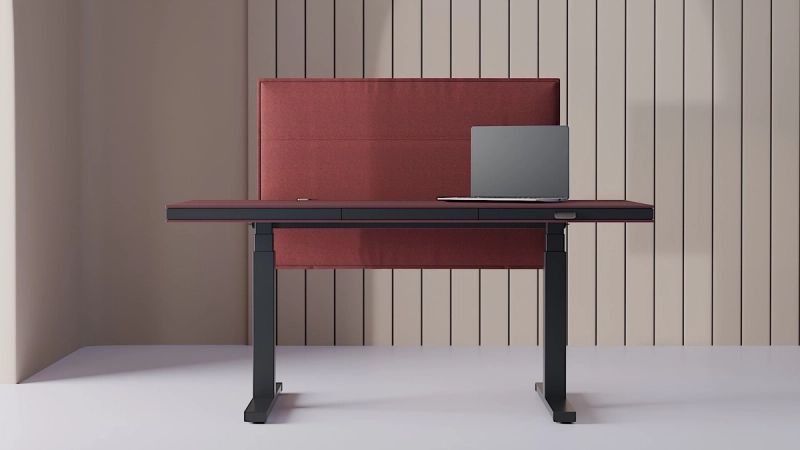 Frontalansicht eines Arbeitsplatzes mit 848-screen, der über die gesamte Tischbreite läuft und links mit einem gerundeten Seitenteil abschließt.