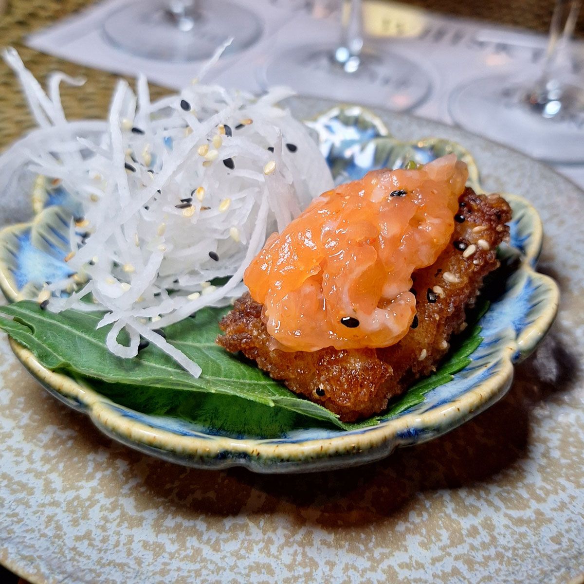 Arroz crocante y salmón en Pauka Restaurante