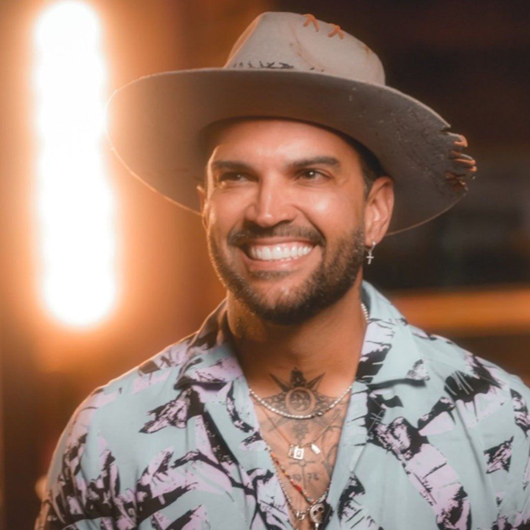 Retrato del cantante con sombrero y camisa estampada