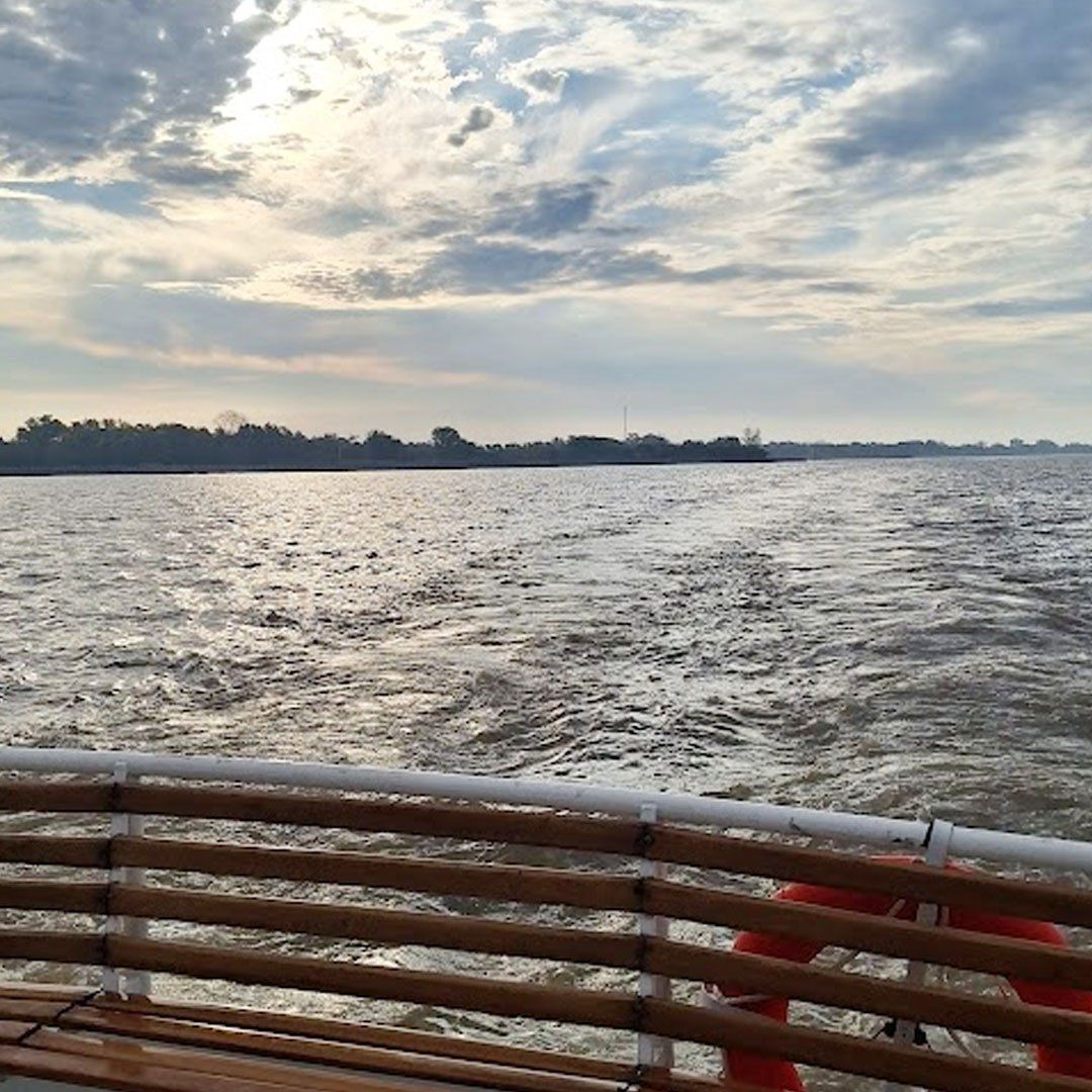 Estela del barco en el río con salvavidas rojo