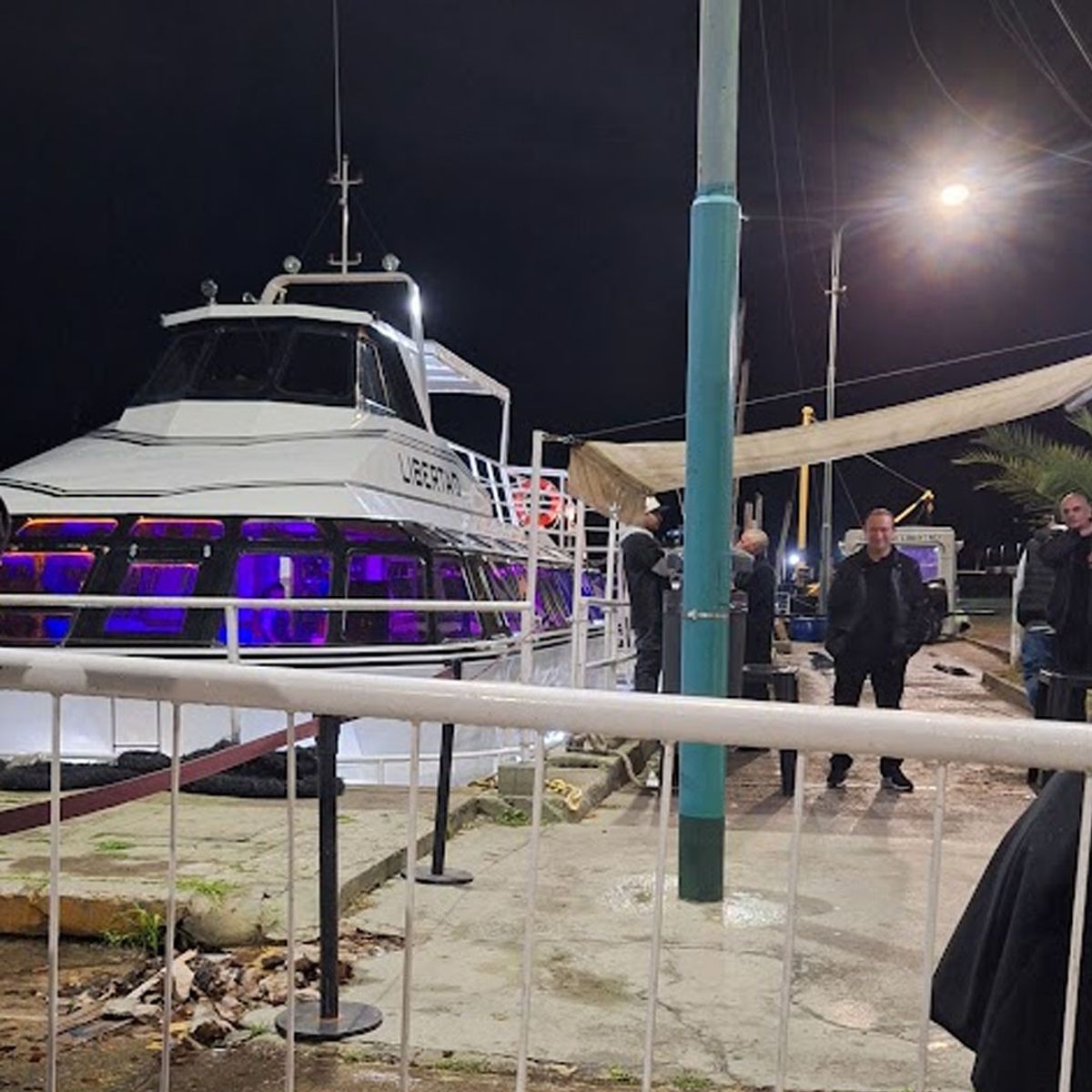 Catamarán +40 navegando por el Río de la Plata en Buenos Aires