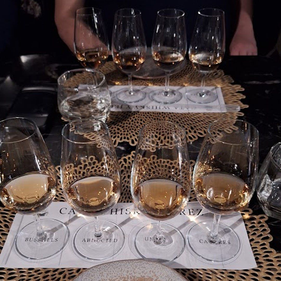 Ocho copas preparadas para una cata de whisky