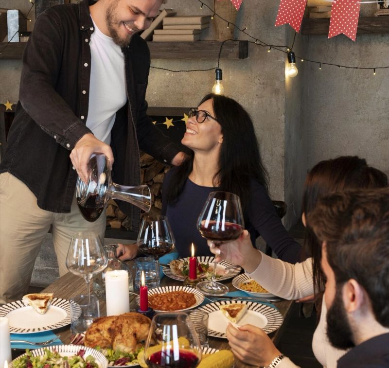 Cómo organizar una cena privada en tu casa para 10 personas sin morir de estrés.