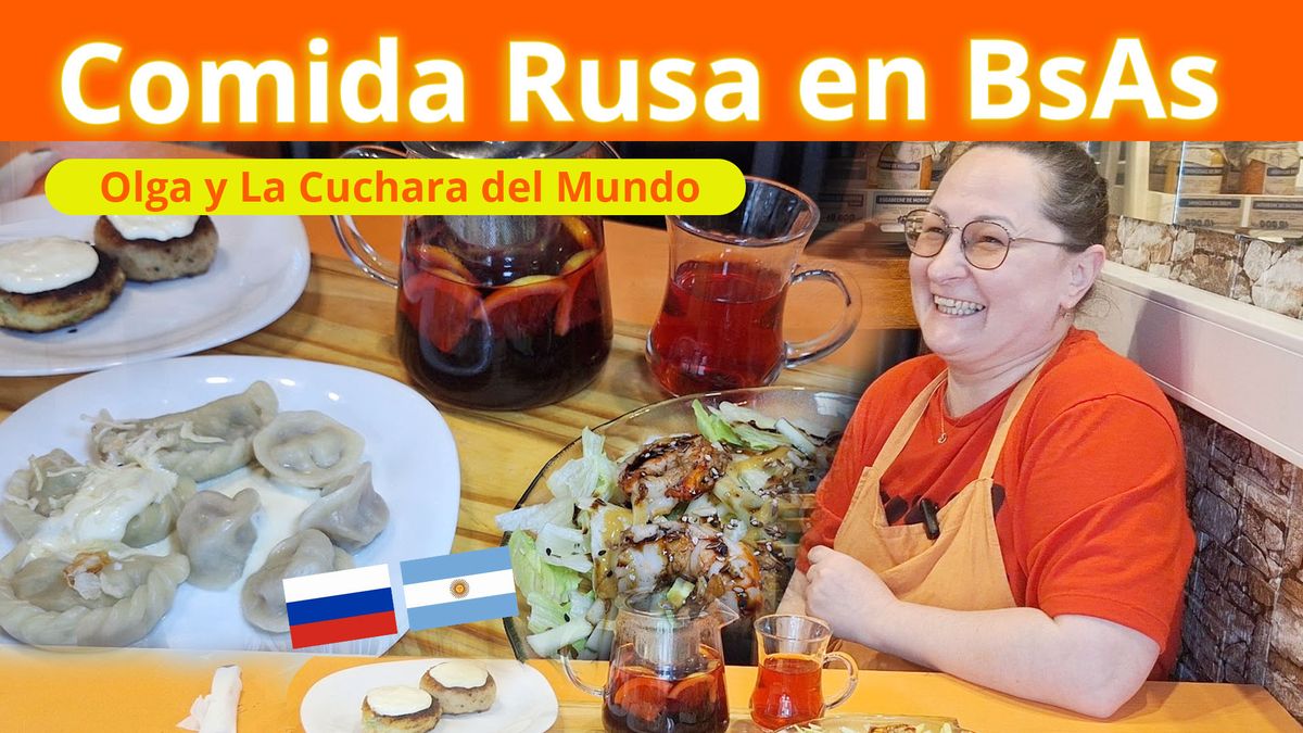 Olga sonríe en Cuchara del mundo junto a vareniki, croquetas, ensalada de langostinos y té de jamaica y naranja