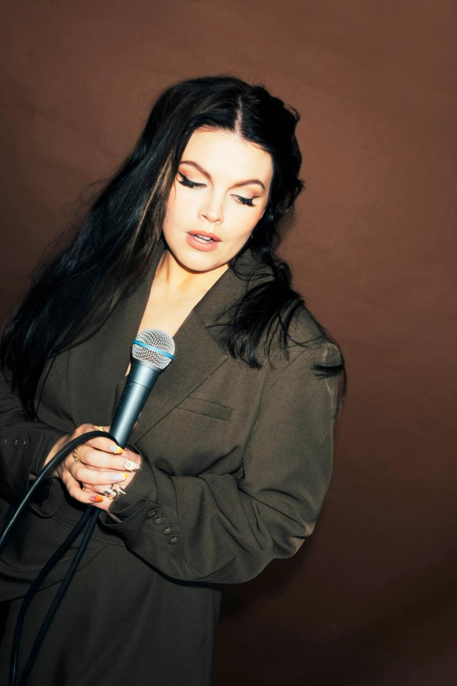 Birna Rún með hljóðnema