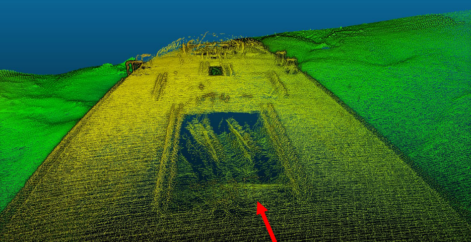 Logs inside the hull are visible on the bathymetric image