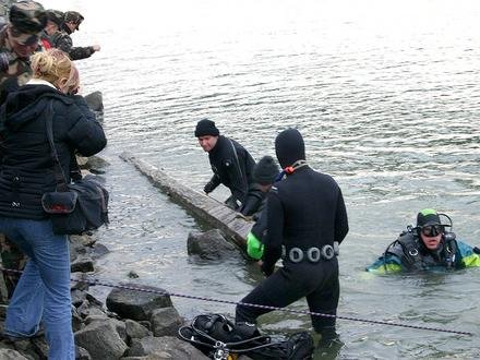 Cargo material and divers during recovery 